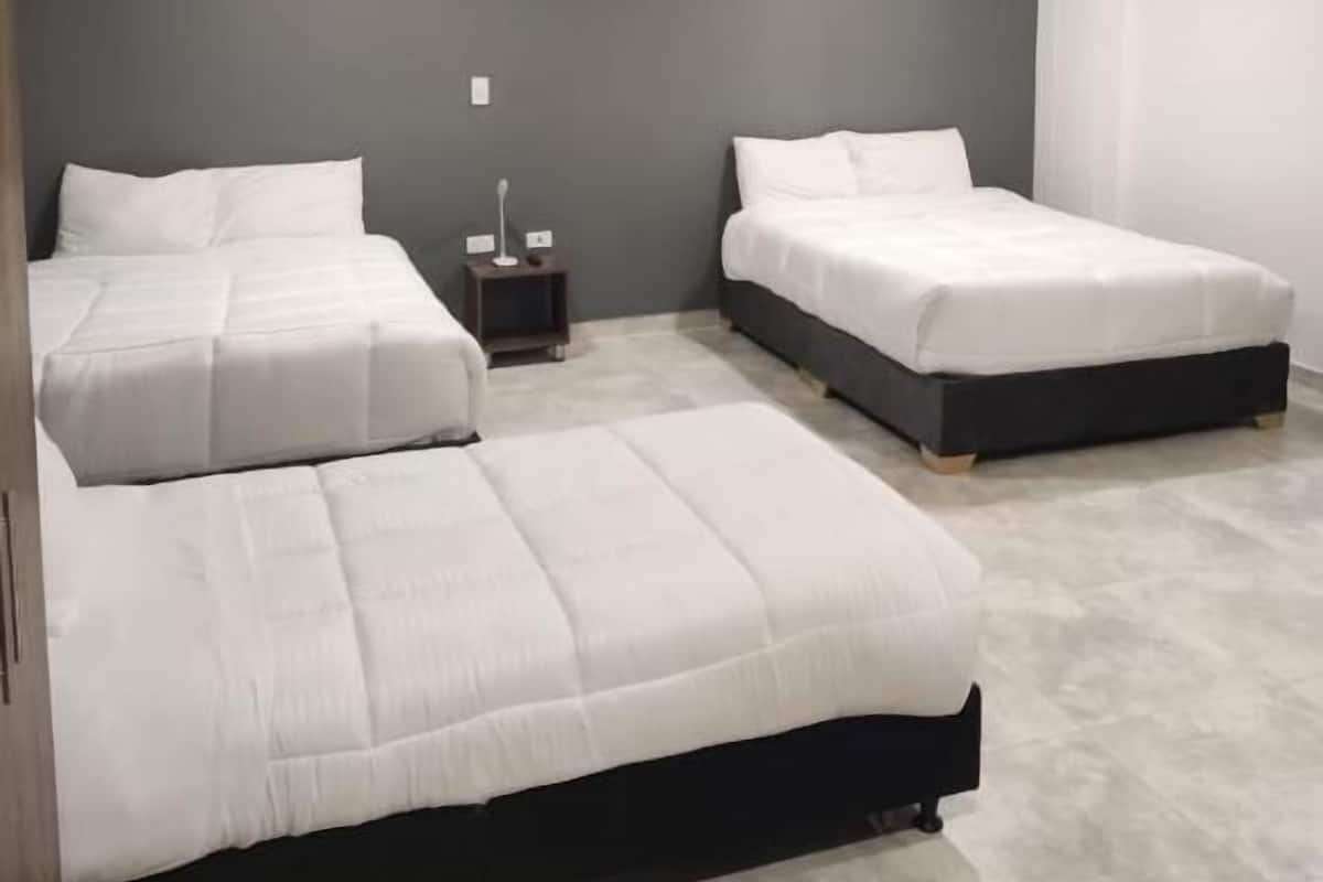 مكتب ومساحة عمل للكمبيوتر المحمول ومكواة/لوح كي وواي فاي مجانًا