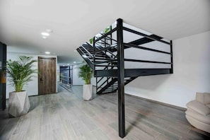 المنشأة من الداخل