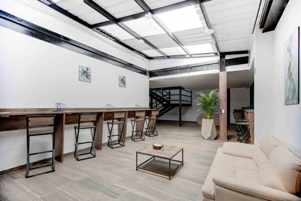 المنشأة من الداخل