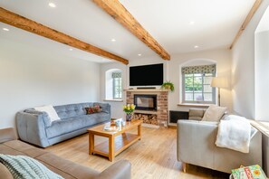 TV, fireplace - 5 Bed in Wigglesworth (oc-w32112) (Wigglesworth)