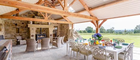 屋外ダイニングエリア