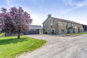 Exterior - 5 Bed in Wigglesworth (oc-w32112) (Wigglesworth)