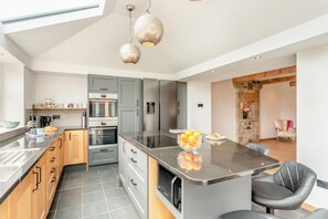 Oven, dishwasher, highchair, cookware/dishes/utensils - 5 Bed in Wigglesworth (oc-w32112) (Wigglesworth)