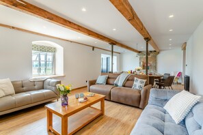TV, fireplace - 5 Bed in Wigglesworth (oc-w32112) (Wigglesworth)