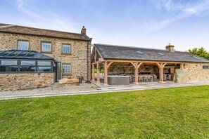 Exterior - 5 Bed in Wigglesworth (oc-w32112) (Wigglesworth)