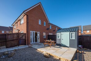 Outdoor dining - 3 Bed in Whitby (oc-w1001) (Whitby)