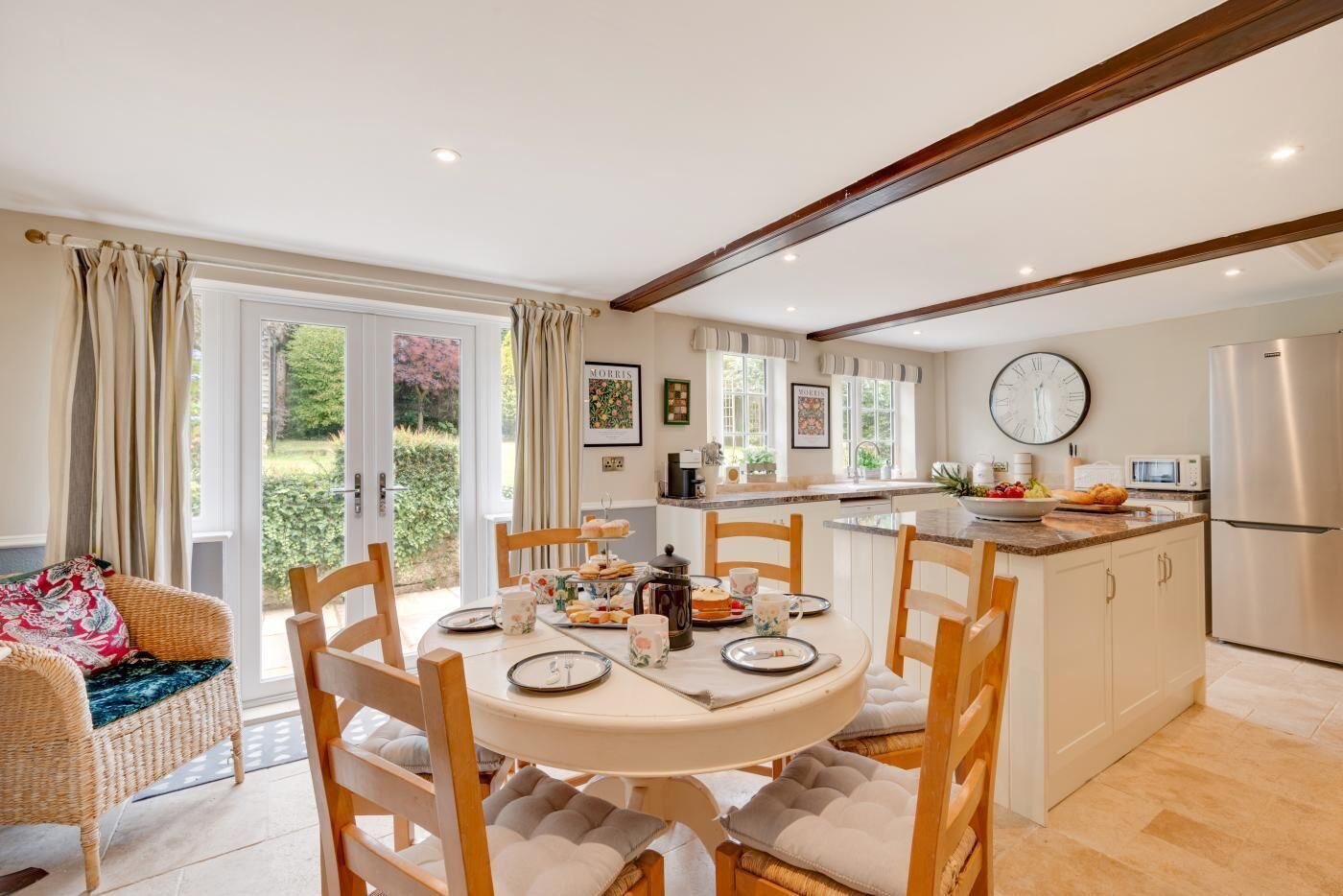 Mikrowelle, Ofen, Geschirrspüler, Hochstuhl