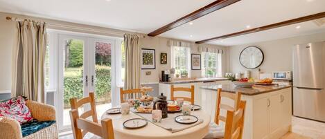 Mikrowelle, Ofen, Geschirrspüler, Hochstuhl