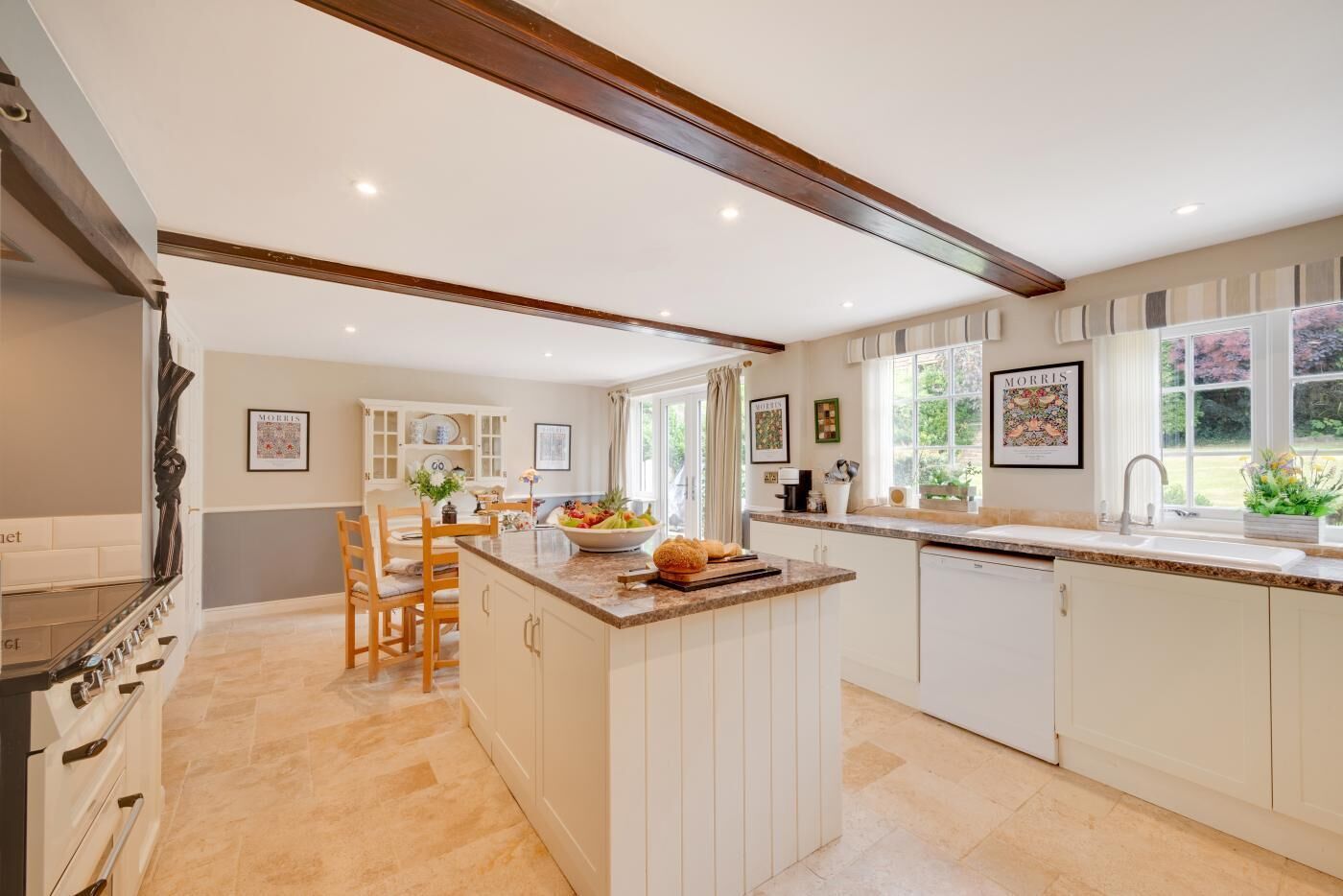 Micro-ondes, four, lave-vaisselle, chaise haute