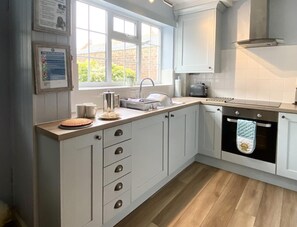 Oven, cookware/dishes/utensils - 2 Bed in Whitby (oc-w985) (Whitby)