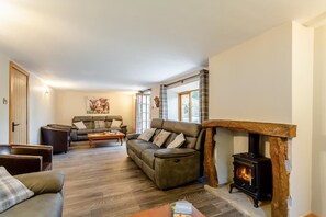 TV - 6 Bed in Tosside Near Settle (oc-ds102) (Ribble Valley District)