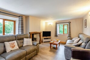 TV - 6 Bed in Tosside Near Settle (oc-ds102) (Ribble Valley District)