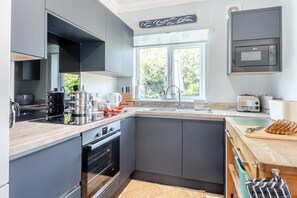 Dishwasher, high chair, cookware/dishes/utensils - 2 Bed in Old Hunstanton (oc-s32361) (Hunstanton)