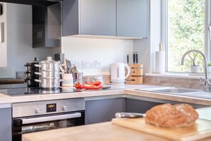 Dishwasher, high chair, cookware/dishes/utensils - 2 Bed in Old Hunstanton (oc-s32361) (Hunstanton)