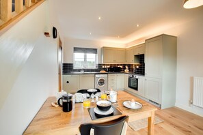 Microwave, oven, cookware/dishes/utensils - 1 Bed in Ringstead (oc-2088) (Ringstead)