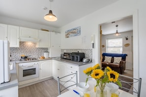 Microwave, oven, cookware/dishes/utensils - 2 Bed in Whitby (oc-w970b) (Whitby)