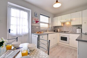 Microwave, oven, cookware/dishes/utensils - 2 Bed in Whitby (oc-w970b) (Whitby)