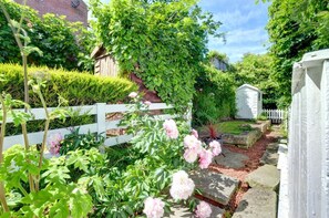 Property grounds - 2 Bed in Whitby (oc-w970b) (Whitby)