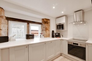 Oven, dishwasher, cookware/dishes/utensils - 2 Bed in Beadnell (oc-gd1889) (Beadnell)