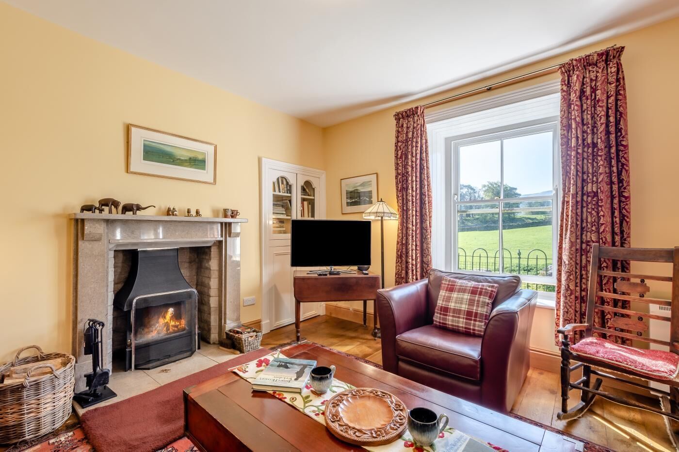 TV, fireplace