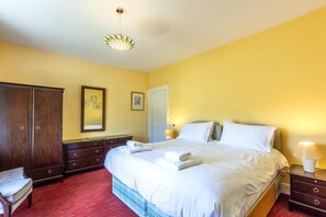 Tabla de planchar con plancha, wifi gratis y ropa de cama 