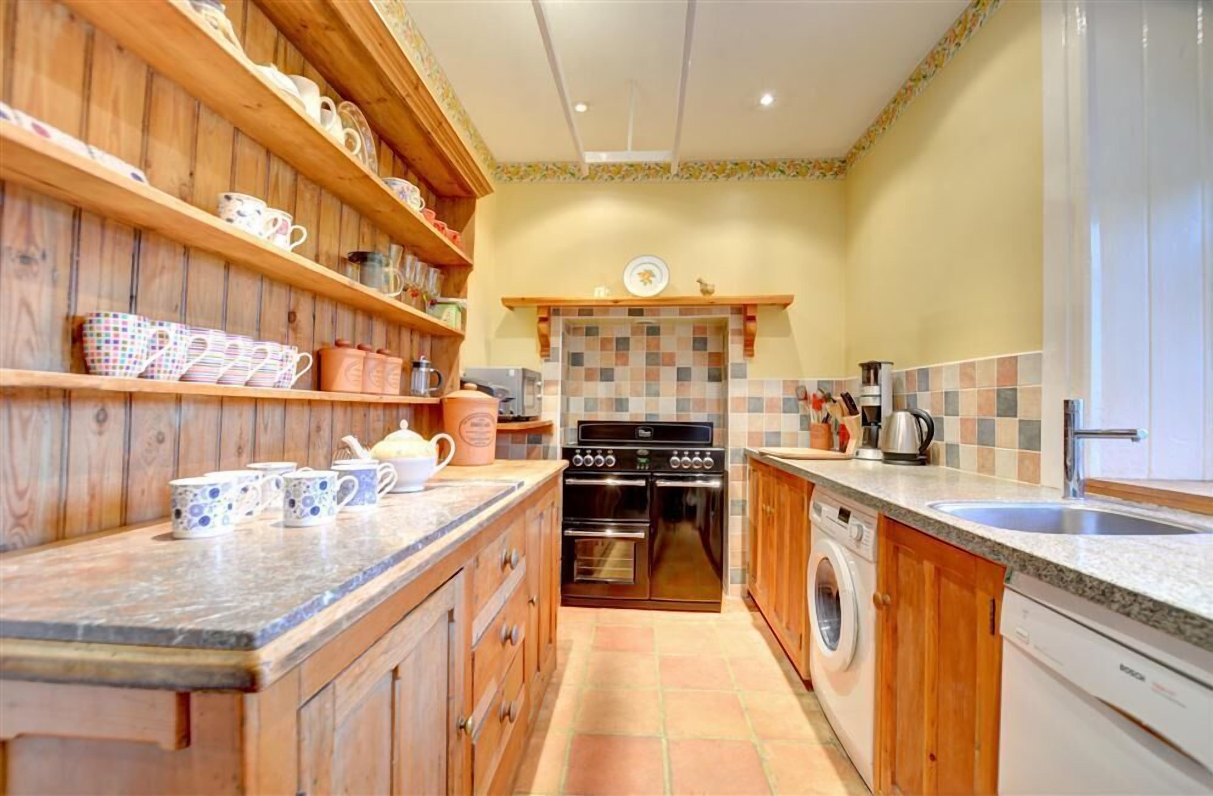 Micro-ondas, fogão, lava-louças, cadeirão de bebê