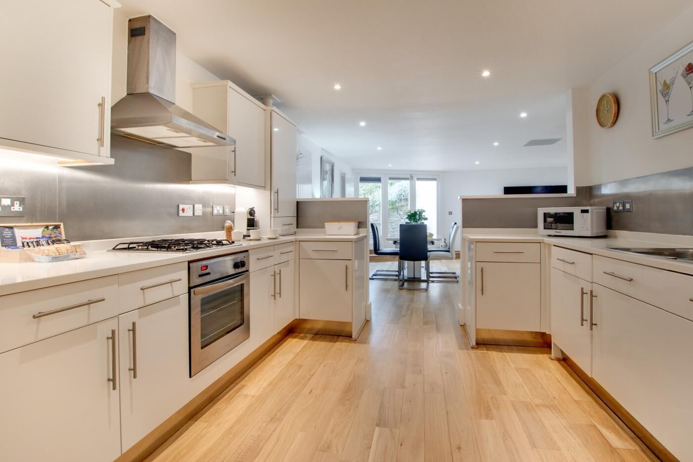 Mikrobølgeovn, ovn, oppvaskmaskin og høy barnestol