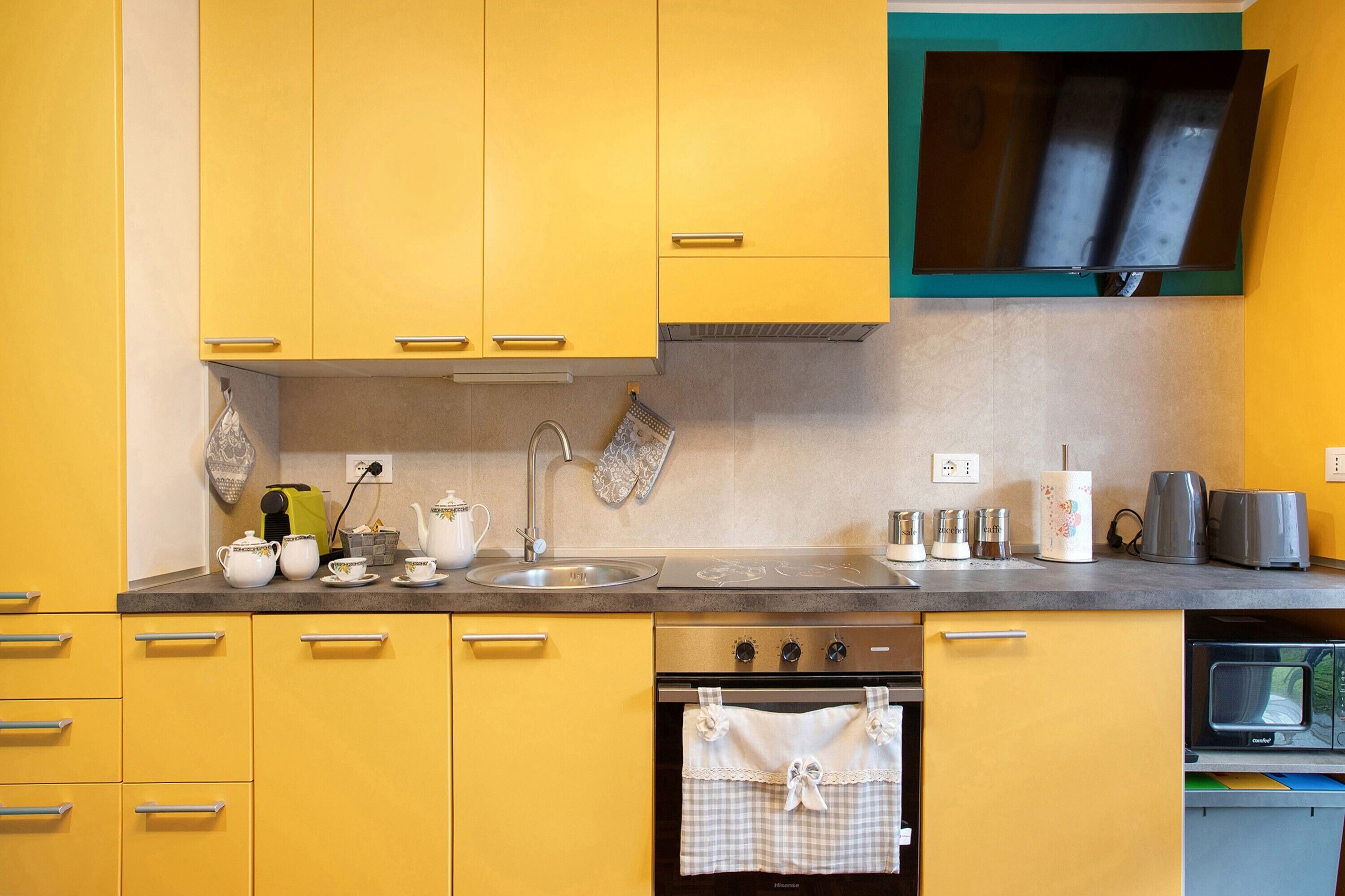 Een koelkast, een microgolfoven, een oven, een kookplaat