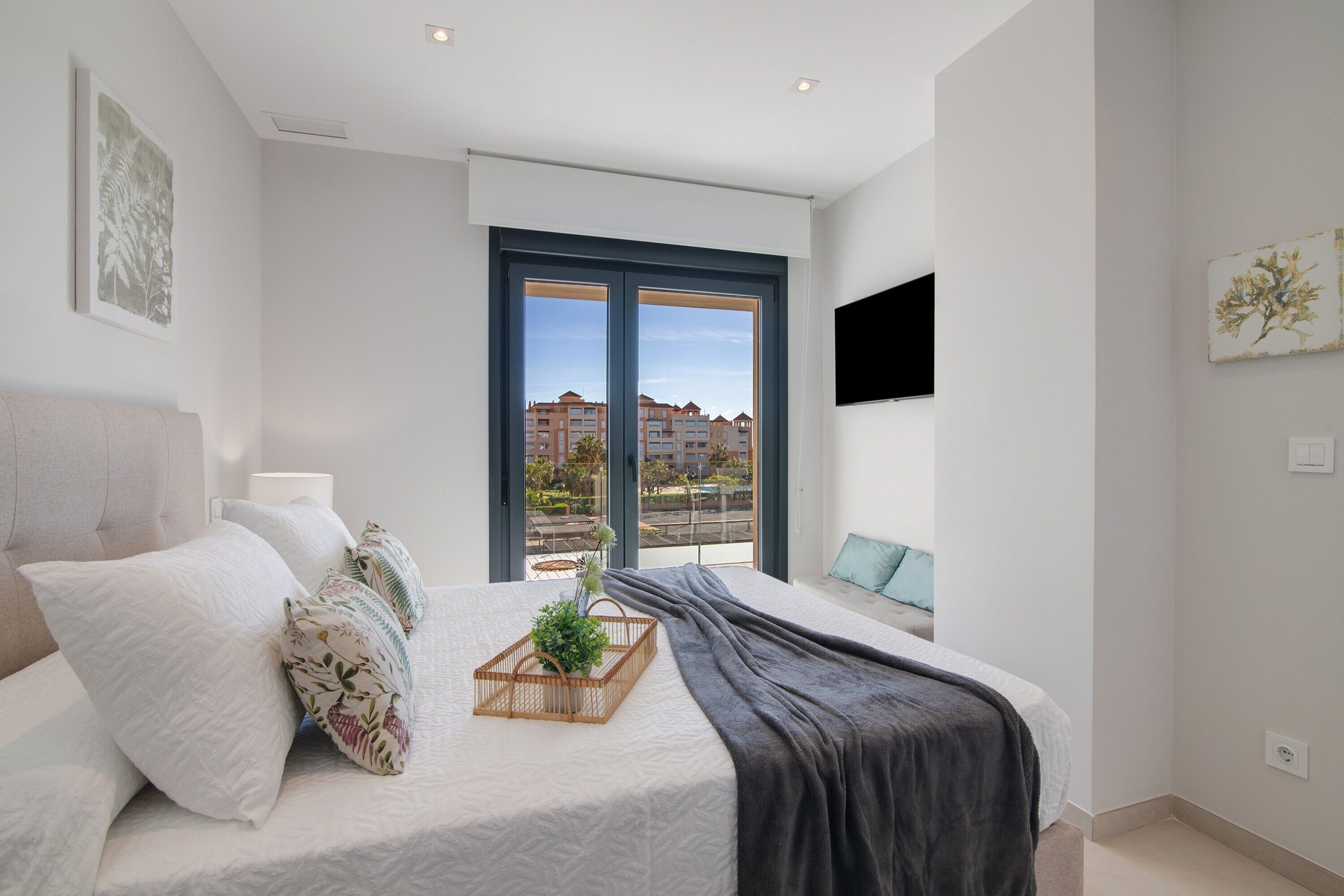 Tabla de planchar con plancha, wifi, ropa de cama