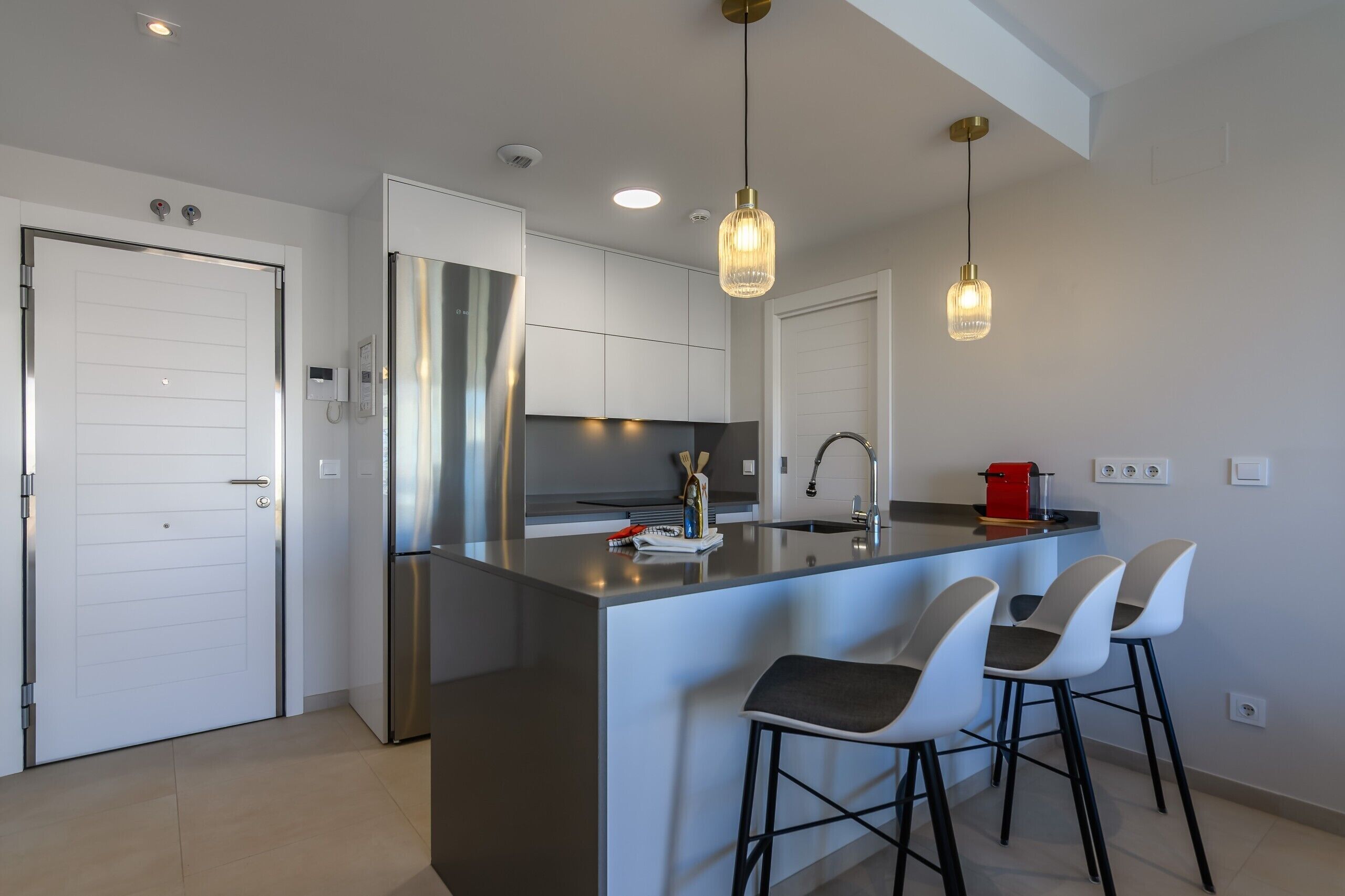 Een koelkast, een magnetron, een oven, een kookplaat