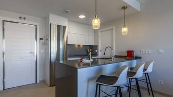 Een koelkast, een magnetron, een oven, een kookplaat