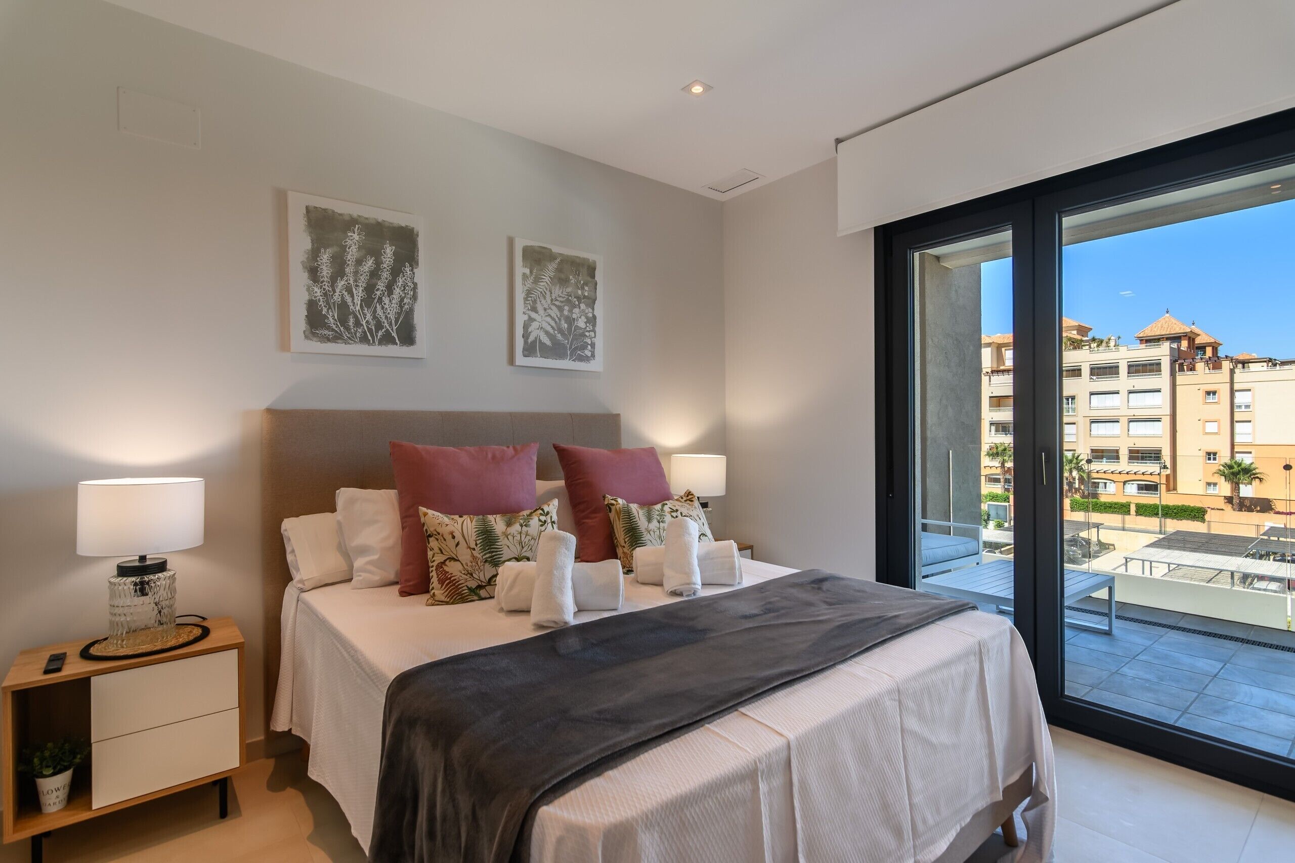 Een strijkplank/strijkijzer, wifi, beddengoed