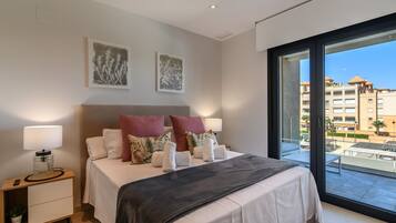 Een strijkplank/strijkijzer, wifi, beddengoed