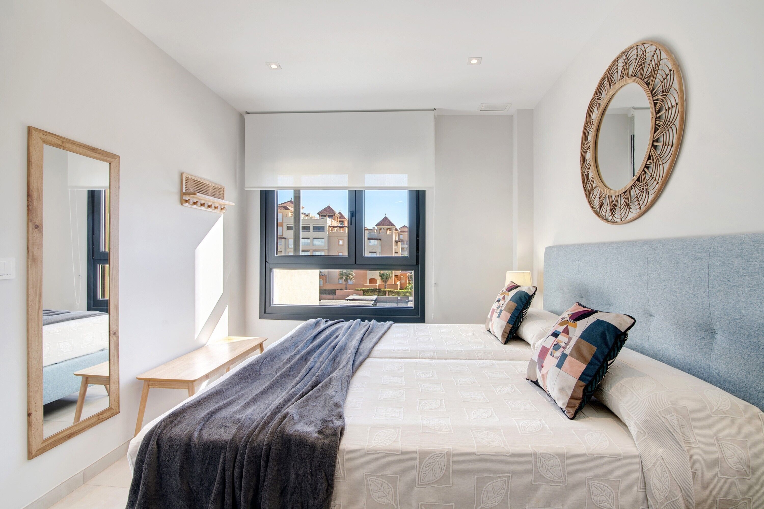 Tabla de planchar con plancha, wifi, ropa de cama