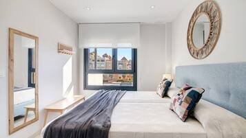 Tabla de planchar con plancha, wifi, ropa de cama
