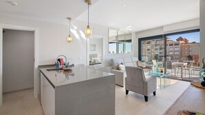Un apartamento moderno con cocina, sala de estar y balcón.