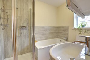 Towels - 3 Bed in Whitby (oc-w018) (Whitby)