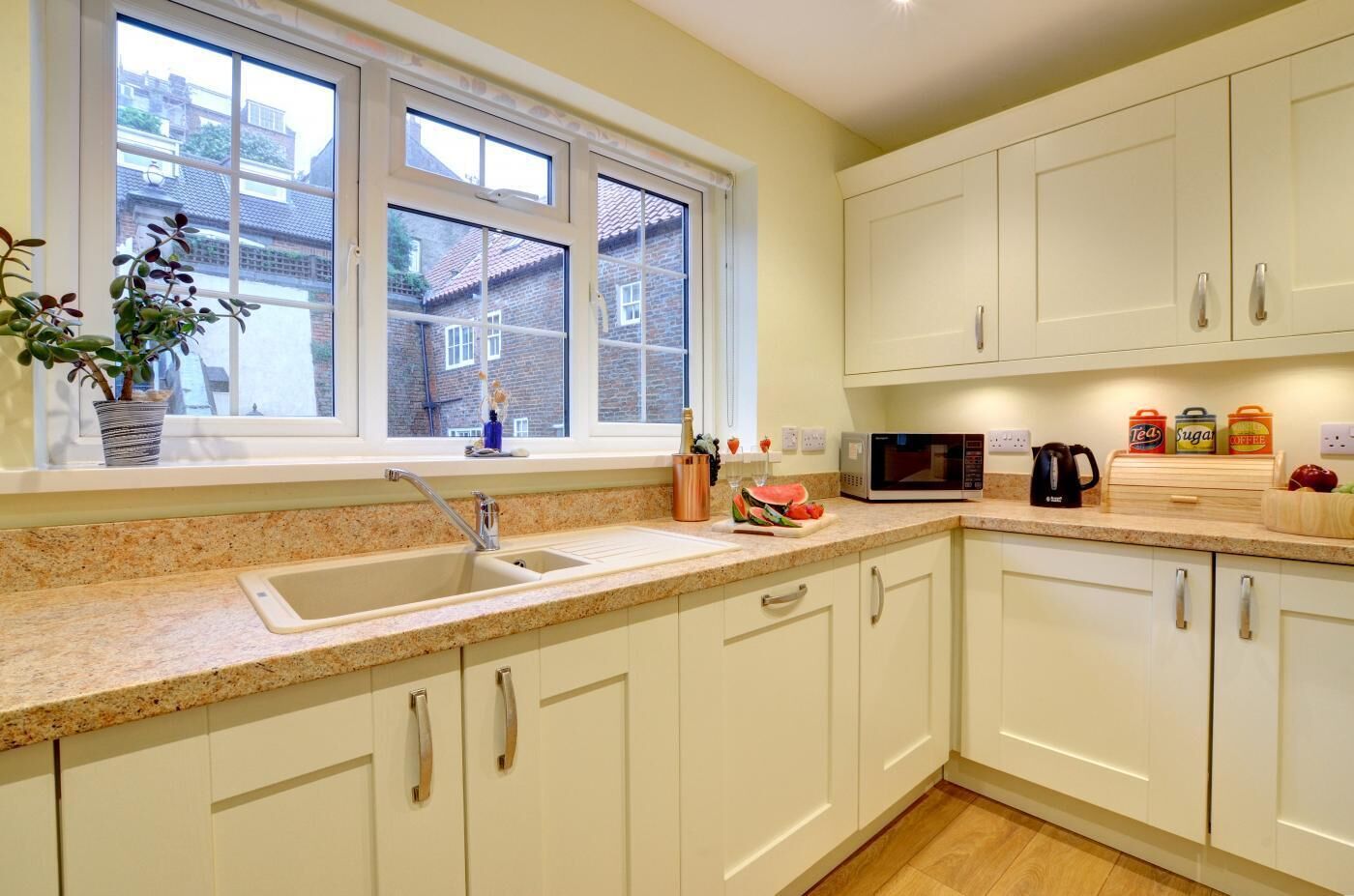 Microonde, forno, lavastoviglie, seggiolone