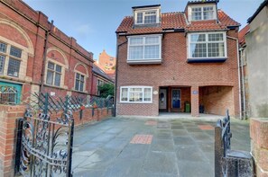 Exterior - 3 Bed in Whitby (oc-w018) (Whitby)