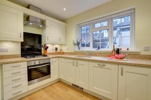 Microwave, oven, dishwasher, high chair - 3 Bed in Whitby (oc-w018) (Whitby)