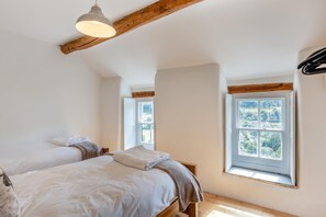 3 quartos, berço de viagem, Wi-Fi de cortesia, roupa de cama
