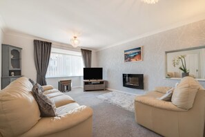TV - 2 Bed in Whitby (oc-w905) (Whitby)