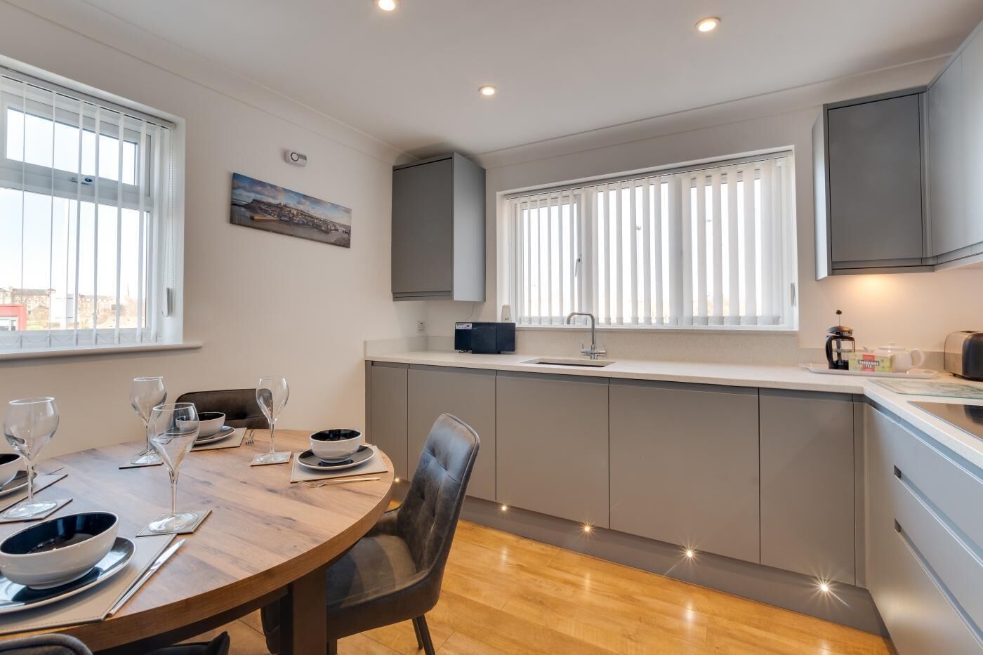 Een microgolfoven, een oven, een vaatwasser, een kinderstoel