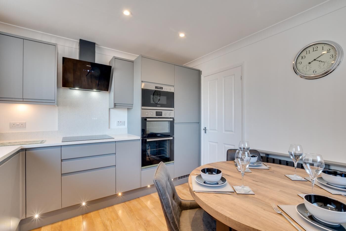 Mikrowelle, Ofen, Geschirrspüler, Hochstuhl