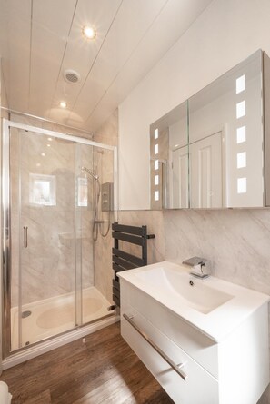 Towels - 2 Bed in Whitby (oc-w905) (Whitby)