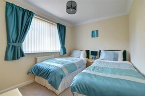 2 bedrooms, iron/ironing board, travel cot, free WiFi - 2 Bed in Whitby (oc-w905) (Whitby)
