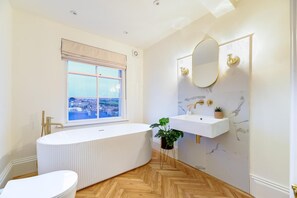 Towels - 5 Bed in Whitby (oc-p32539) (Whitby)