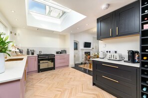 Microwave, oven, dishwasher, high chair - 5 Bed in Whitby (oc-p32539) (Whitby)