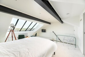 Iron/ironing board, free WiFi, bed sheets - 5 Bed in Whitby (oc-p32539) (Whitby)