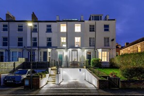 Exterior - 5 Bed in Whitby (oc-p32539) (Whitby)